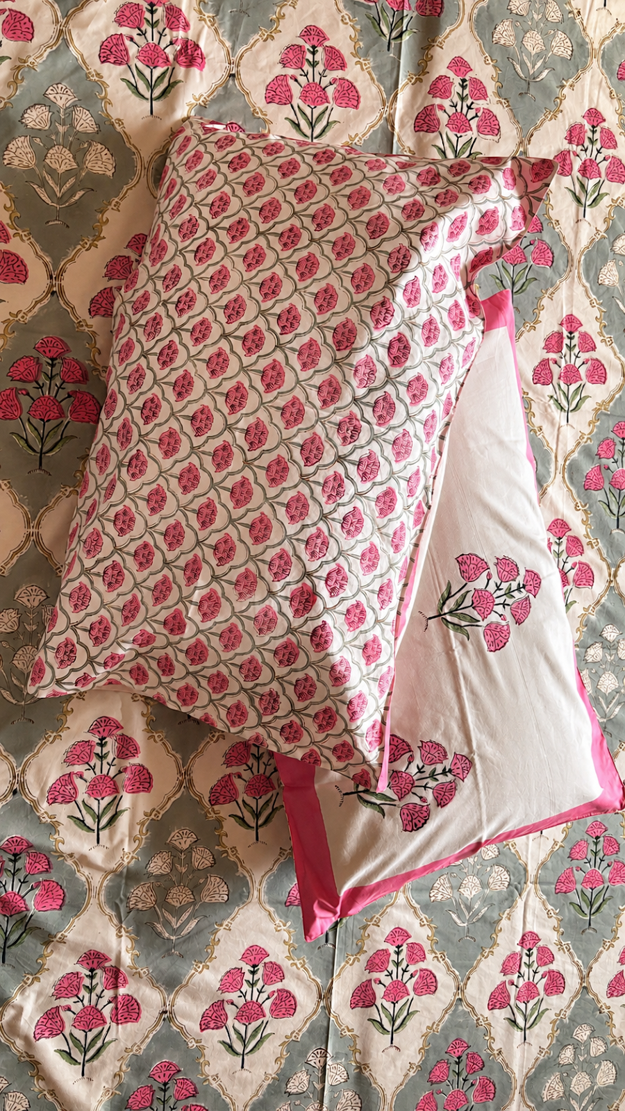 Pushplata pink bedsheet with pillow covers