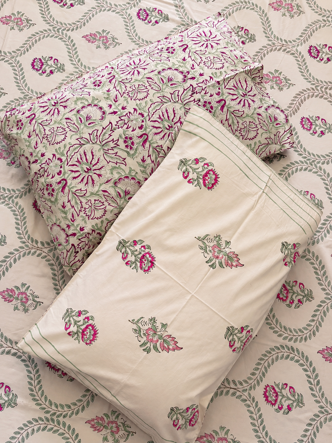 Kusumrekha king bedsheet with 2 pillow covers